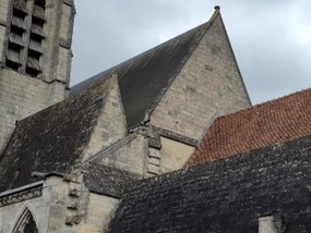 Figure 1 : Des toits à différentes hauteurs, des harpes de pierre et un pignon « d’attente »